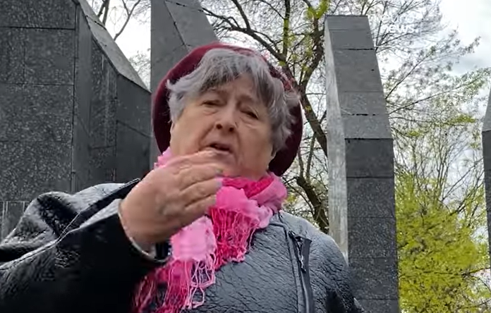Для одних это сгустки пропаганды, для других — историческая память: репортаж Евроньюз о сносе памятников в Латвии