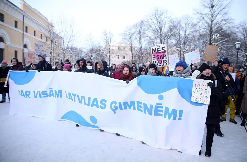 Около Сейма прошел пикет в защиту всех семей Латвии (ФОТО)