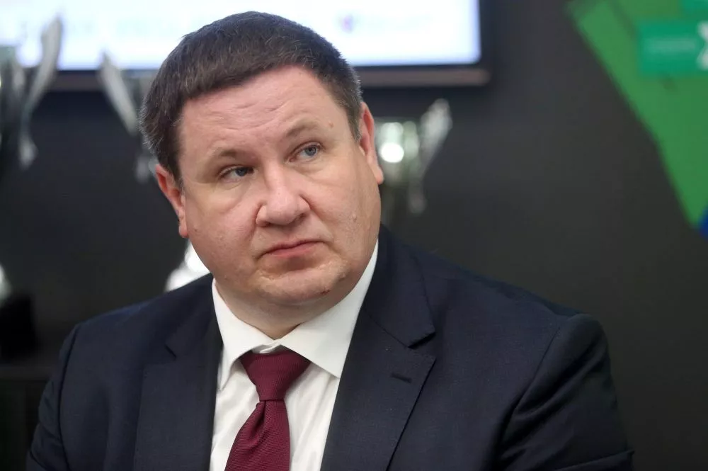 Показала демократию: режиссер выплеснула в лицо Хелманису бокал вина