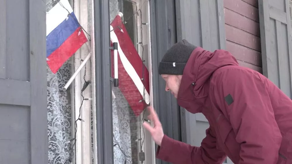 Российские флаги в рижских окнах: хозяйку квартиры забрали в полицию после звонка журналиста