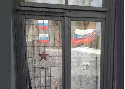 За использование прославляющей войну символики рижанке запретили выезжать из страны (уточнения)