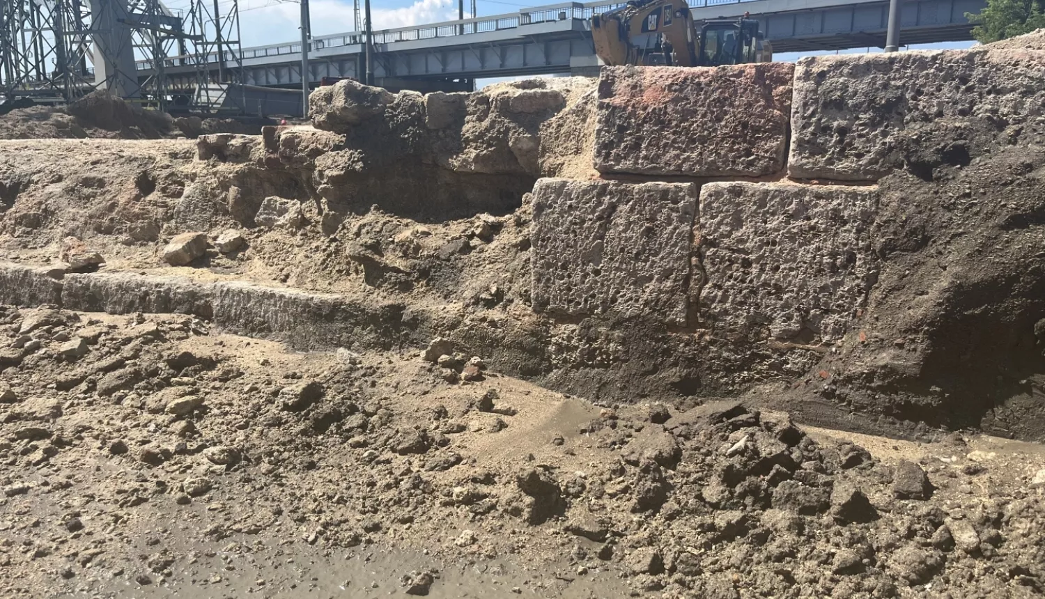 В Риге раскопали фрагмент древнего бастиона. Почему его снова закопают?