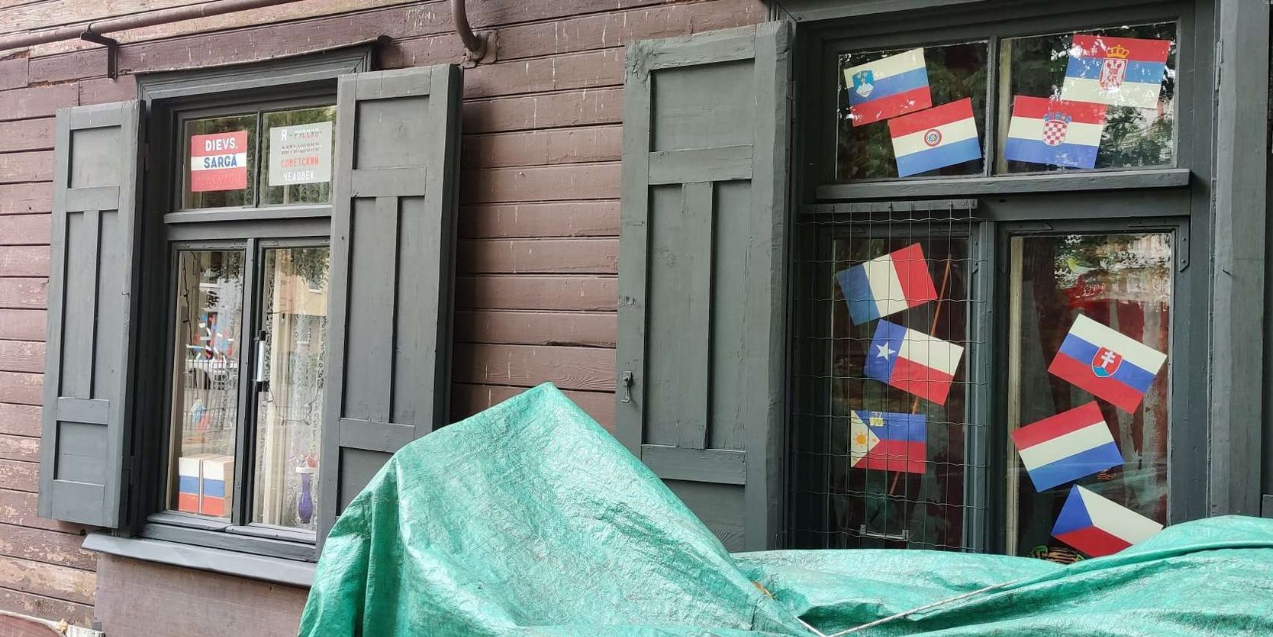 Исправилась или иронизирует? Дом прокремлевской активистки Крейле снова украсили флаги и плакаты