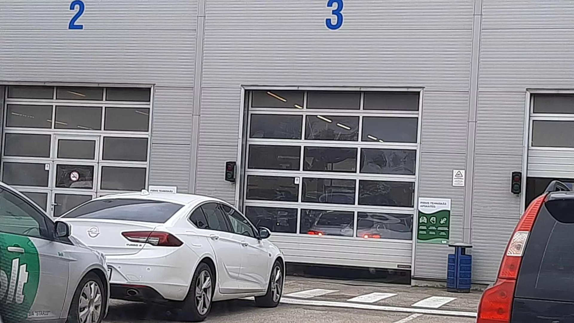 ДТП на станции техосмотра в Риге: водитель «Bolt» поджал «Opel» (ФОТО)