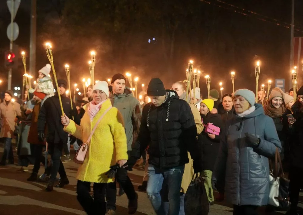 В традиционном факельном шествии 18 ноября участвовали несколько тысяч человек