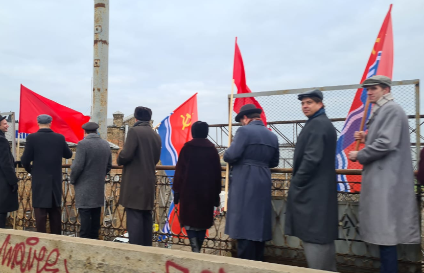 К чему бы это: на Воздушном мосту в Риге замечена группа людей с советскими флагами