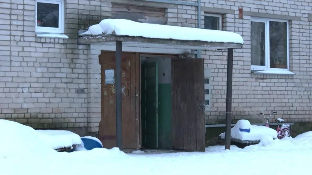 Дом тонет в содержимом канализации; жилица винит самоуправление в бездействии