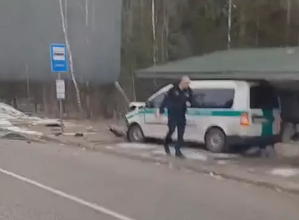 Машина муниципальной полиции снесла автобусную остановку (ВИДЕО)