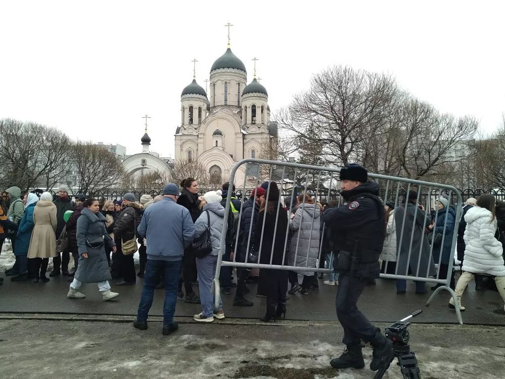 В Москве началось прощание с Навальным: люди выстраиваются в очереди