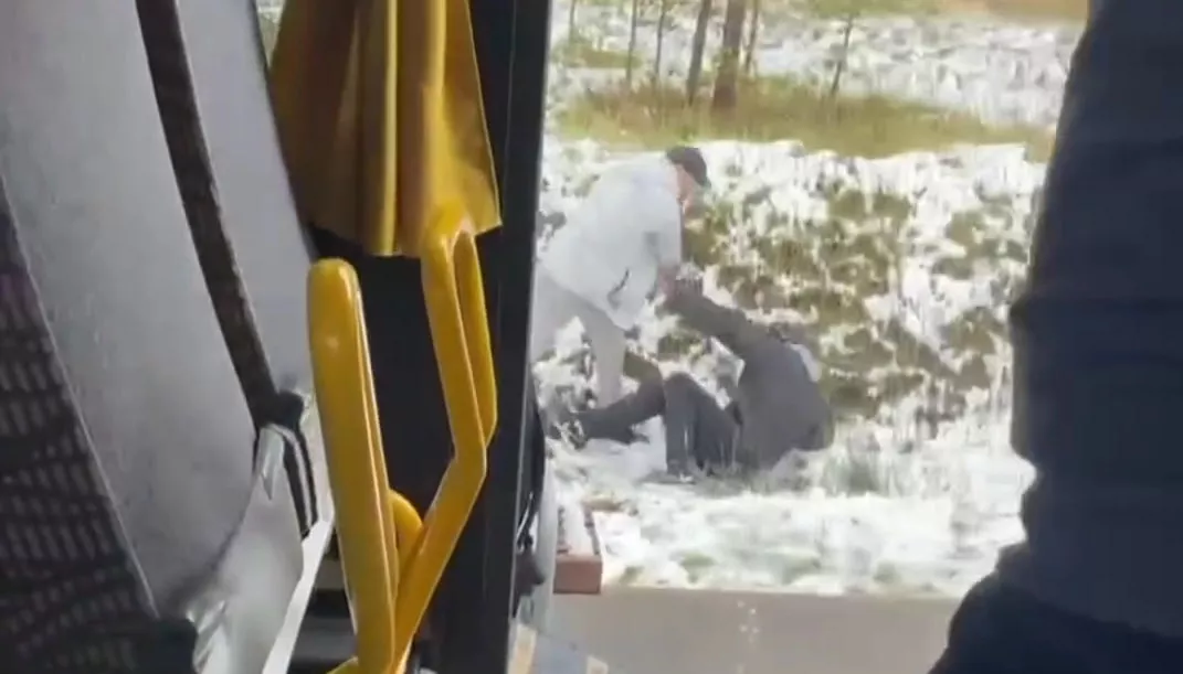 Драка в автобусе: водитель пытается высадить пьяного пассажира, но он сопротивляется (ВИДЕО)