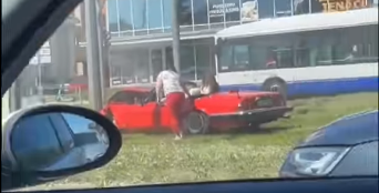 В соцсетях появилось видео аварии с «Ягуаром»: ДТП в Риге