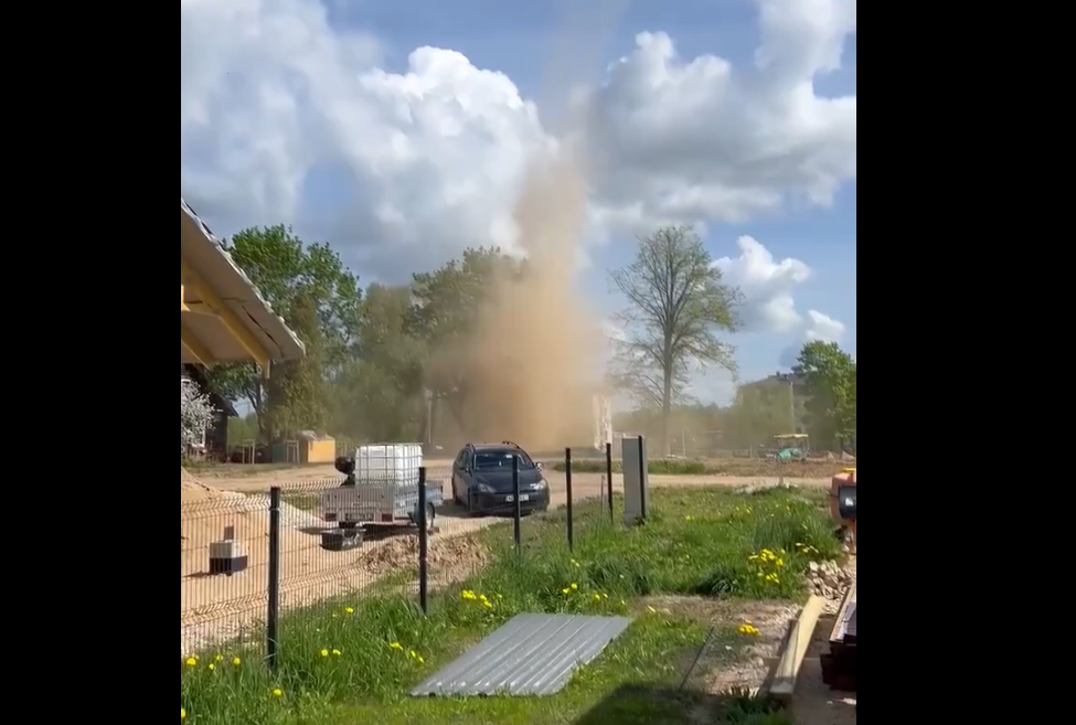 В Валмиере наблюдали пылевой вихрь. ВИДЕО