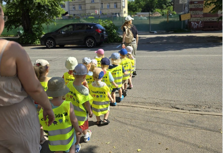 Детсадовцы переходят улицу в неположенном месте. Потому что положенного рядом просто нет