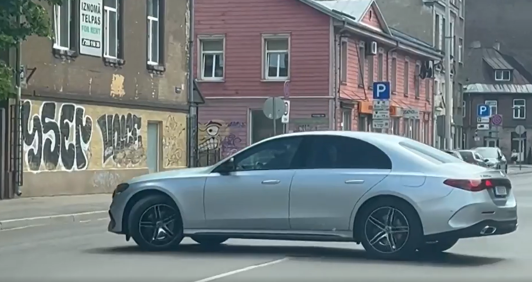 А им можно? Очевидцев возмутила машина с номером RUSSIA