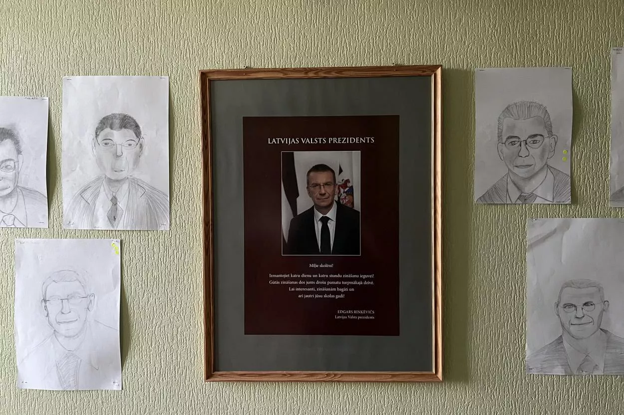Хорошо, что он не видел: в Приекульской школе — выставка портретов Ринкевича (ФОТО)