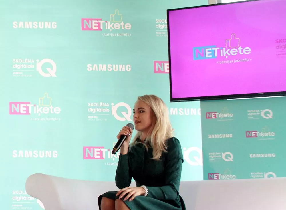 «Это будет нелегко»: популярная латышская певица покидает страну (ВИДЕО)
