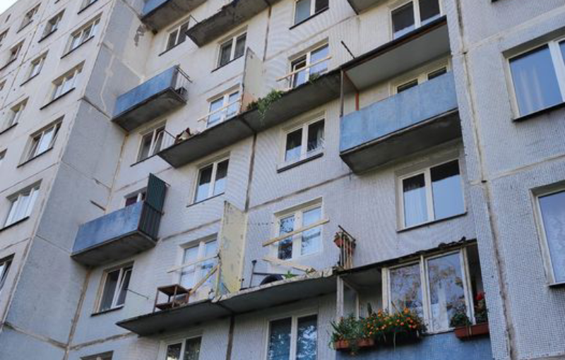 Балкон спилили, а жильцов не предупредили? В Риге проводится решительная чистка фасадов (ФОТО)