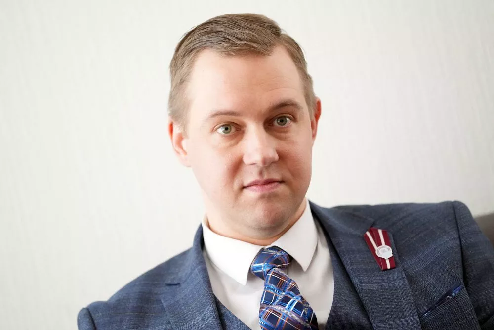 Глава фракции СЗК предлагает ликвидировать советы предприятий; а президент — заморозить зарплаты
