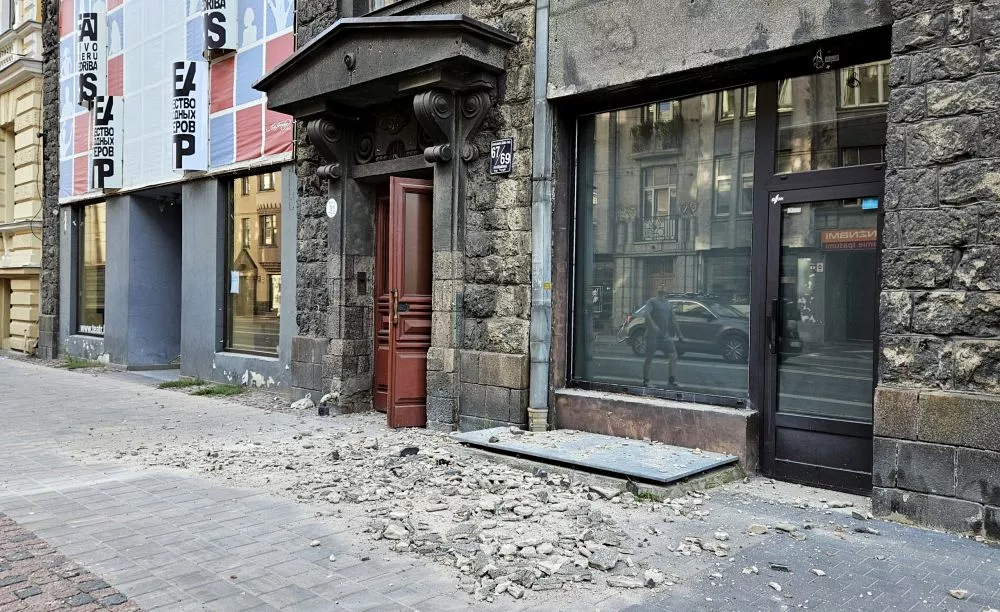 В центре Риги с фасада одного из зданий упал большой фрагмент штукатурки