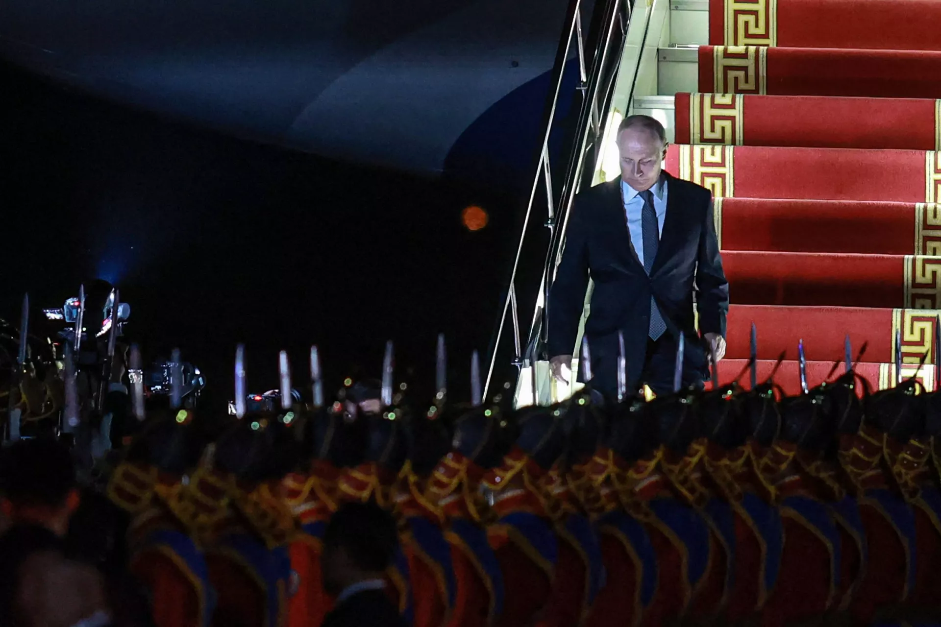 Путина встретили в Монголии красной ковровой дорожкой. Украина возмутилась, что его не арестовали по ордеру МУС