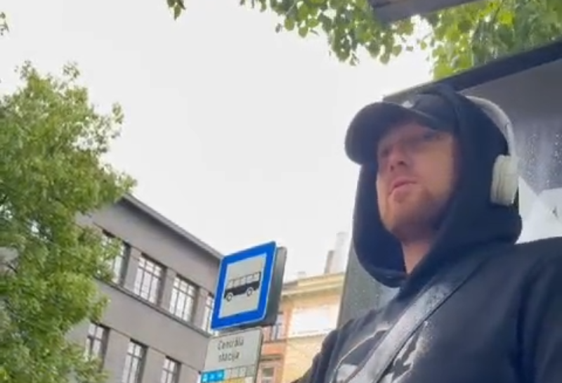 Вероятно, разжигал национальную ненависть: полиция ищет молодого человека с остановки в центре Риги