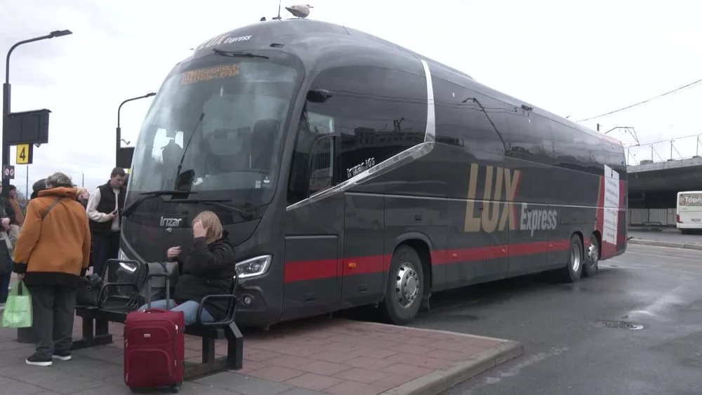 Правила и никакой человечности: подростка не пустили в автобус и он остался в чужом городе без телефона и денег