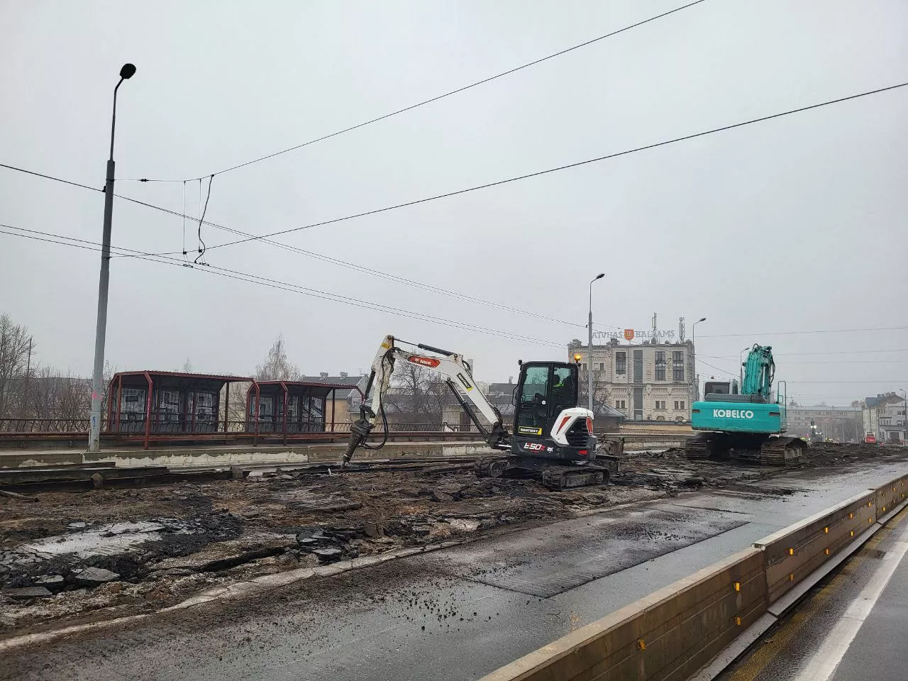 Взрытый асфальт, куски арматуры и заторы: что творится на мосту Земитана и не только (ФОТО)