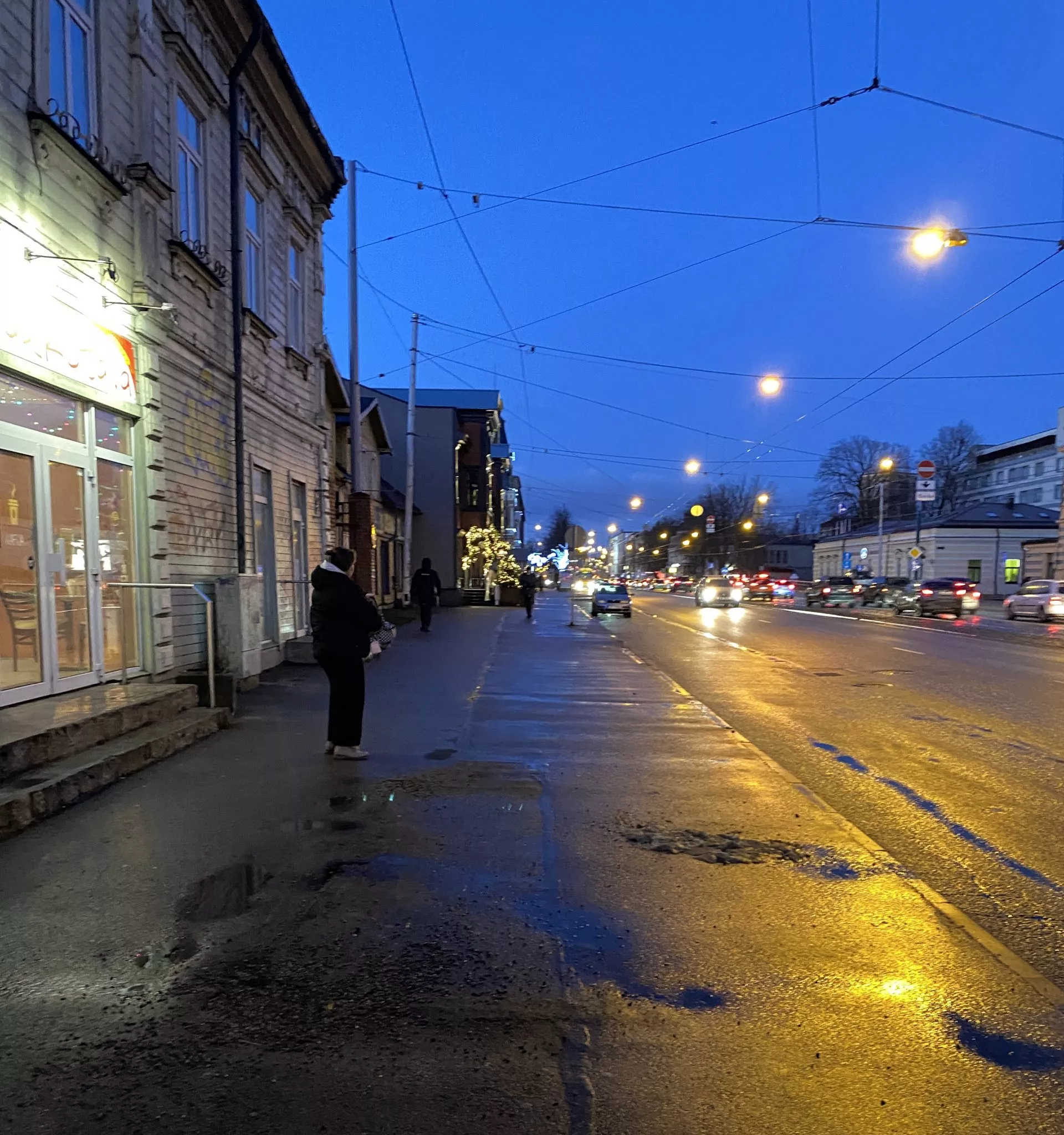 Кому в голову пришло менять их именно сейчас? В Риге посреди зимы пропали навесы на всех остановках
