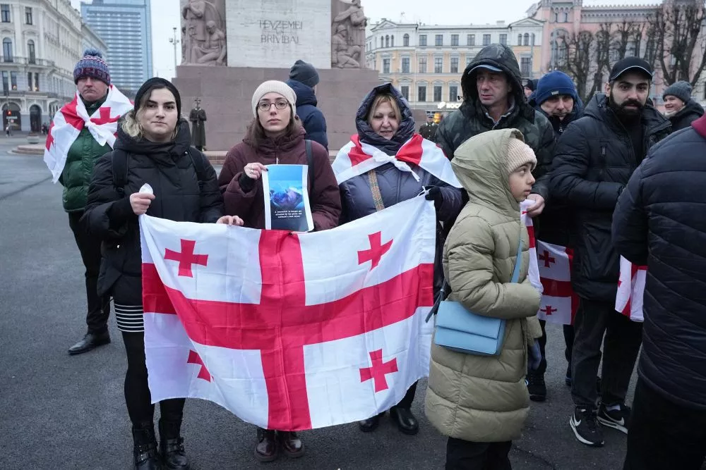 На пикет в поддержку Грузии в Риге у памятника Свободы собралось около ста человек