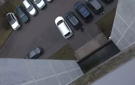 В Плявниеках мужчина выпал из окна шестого этажа при невыясненных обстоятельствах