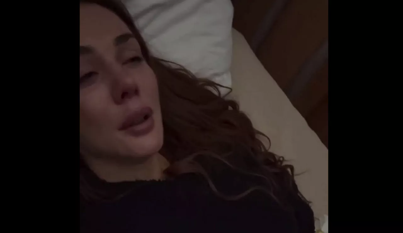 Лежит под капельницей и плачет: Анна Седокова попала в больницу после смерти Яниса Тиммы (ВИДЕО)