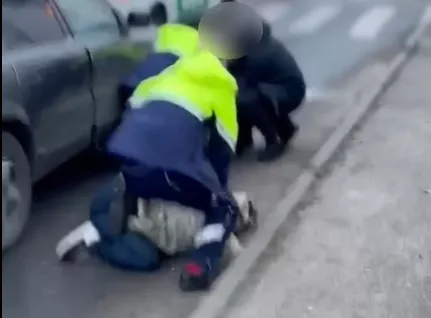 В Риге пьяный водитель оказал сопротивление полиции; к счастью, обошлось без ДТП (ВИДЕО)