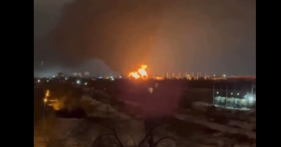 ВСУ ударили по нефтебазе в Энгельсе: в городе ввели режим ЧС (ВИДЕО)