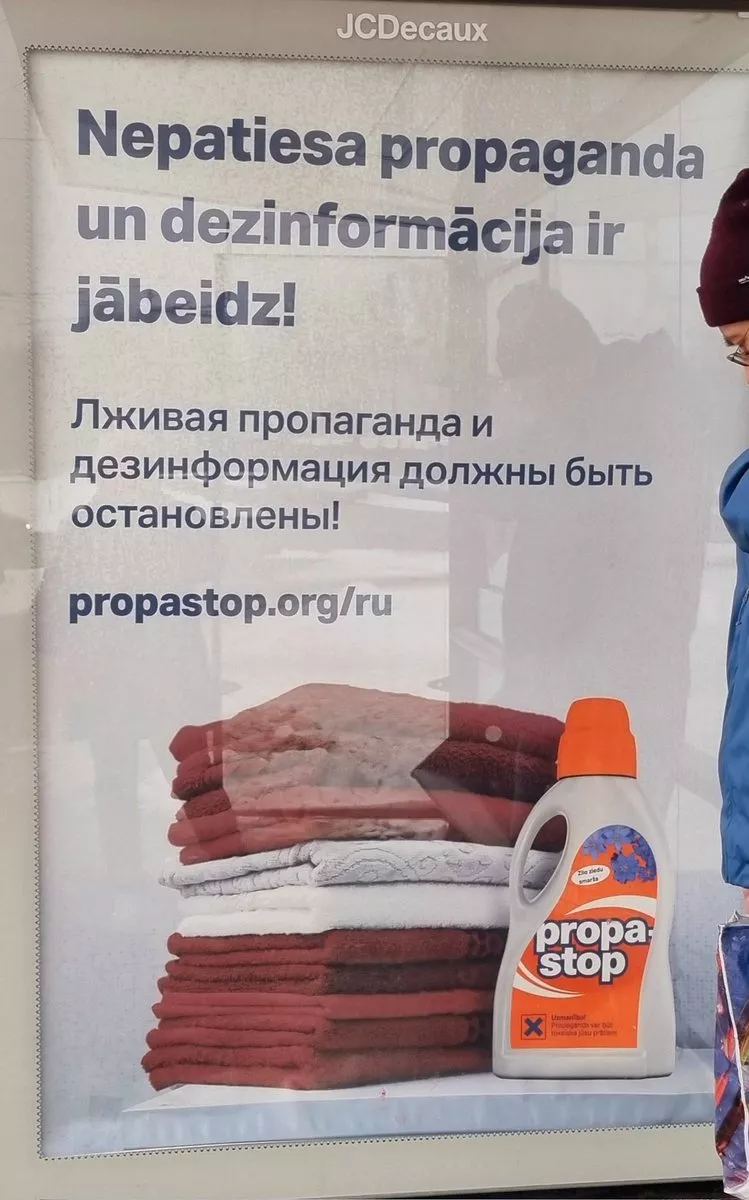 До каких пор? Латышей продолжает задевать кириллица на остановках