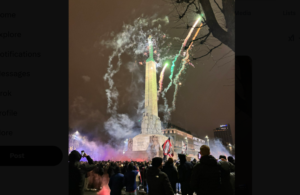 А что, так можно было? Футбольные фанаты выпустили салют прямо в Памятник Свободы. ВИДЕО