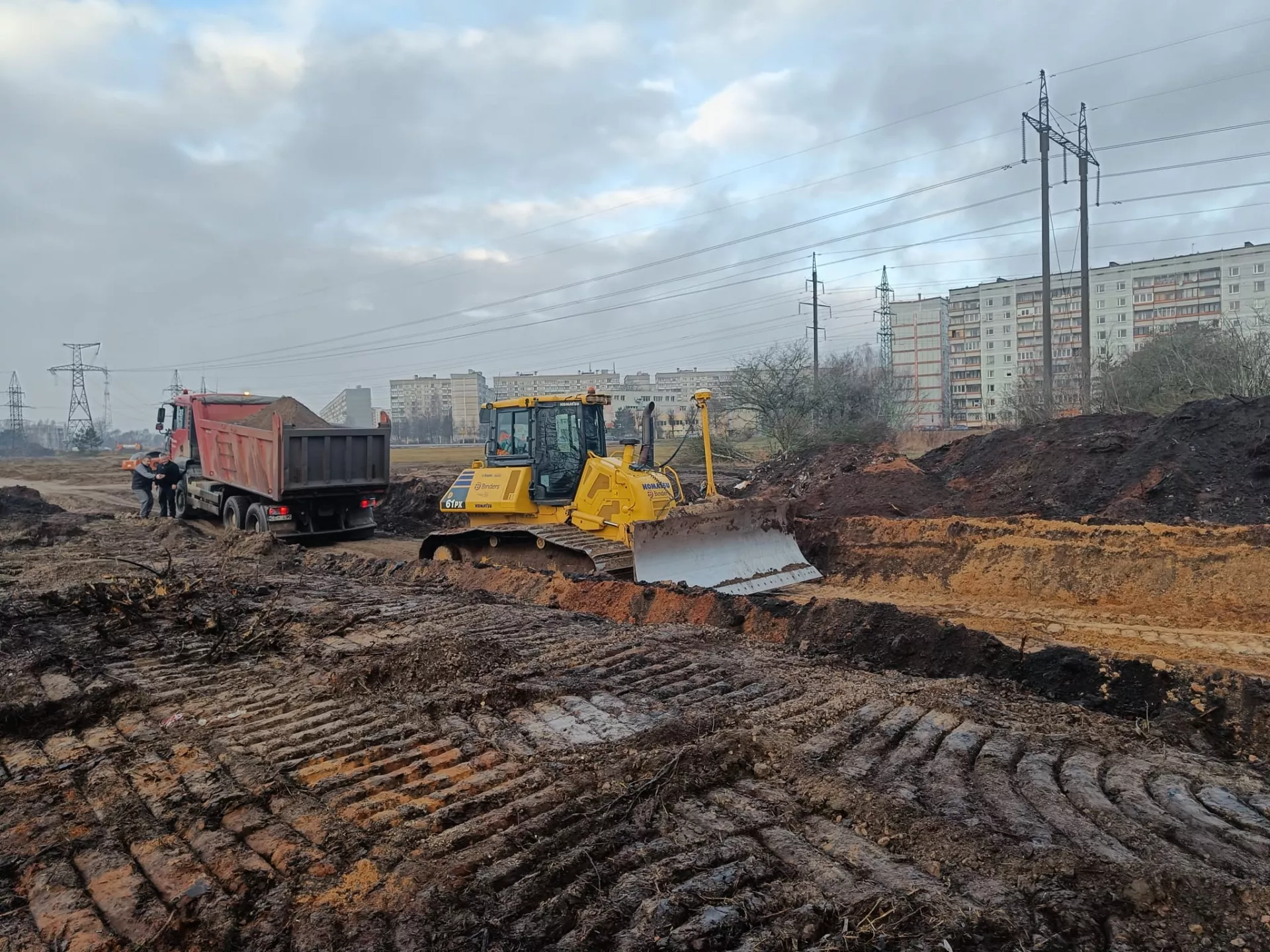 Разворотили всё: жители рижского микрорайона с тревогой наблюдают за стройкой под своими окнами