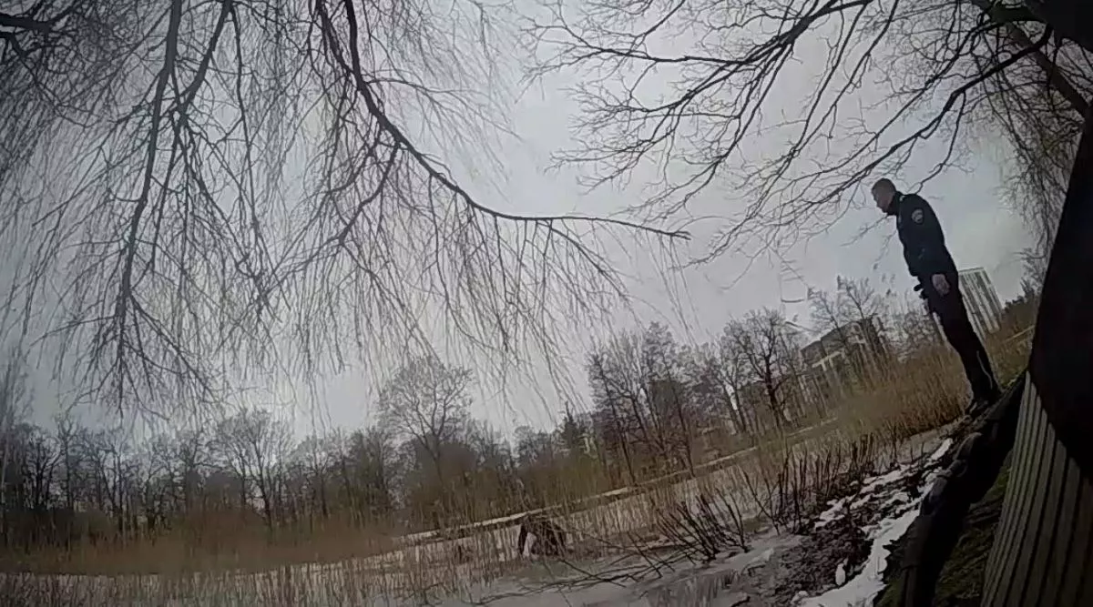 Рижские полицейские спасли двух мальчиков, провалившихся под лед