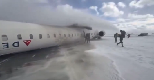 Пассажирский самолет перевернулся при посадке в Торонто (ВИДЕО)