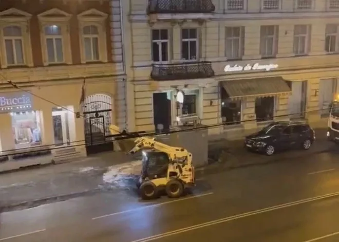 В Риге тракторы вывозят практически отсутствующий снег — придется ли жителям за это платить?