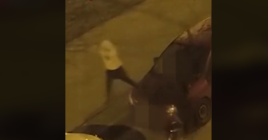 Детки так развлекаются: в Золитуде подростки прыгали по машинам. ВИДЕО