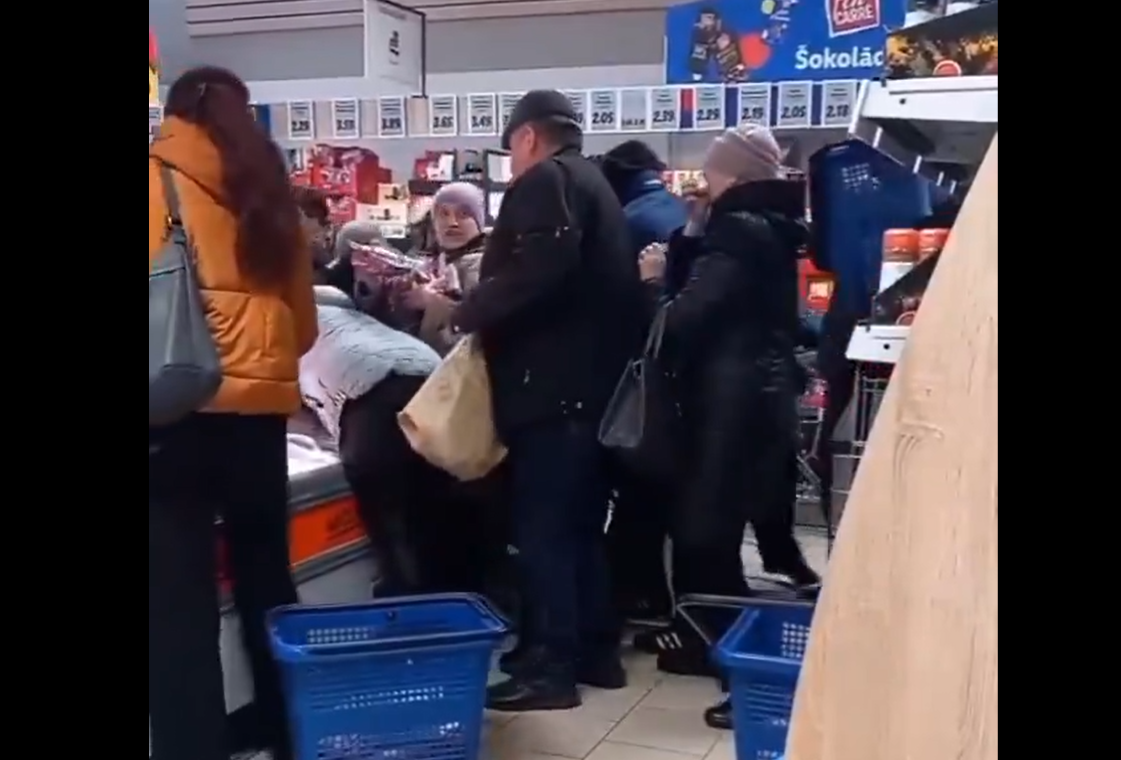 Вырывали друг у друга из рук: как покупатели в Lidl делили дешевое мясо. ВИДЕО