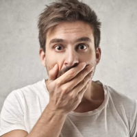 «Я всё думала — чем так воняет?» А это был труп: чего только не бывает в панельных домах