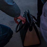 Выбирал женщин и мамочек с детьми: у вокзала орудовал вор-рецидивист