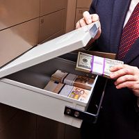 Как хранить деньги или документы у нотариуса: юрист