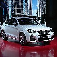 «Русские любят драму!» Припаркованную в центре Риги BMW украсили нецензурными надписями (18+). ФОТО