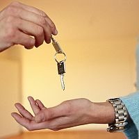 Хозяин продает квартиру, которую я снимаю по договору. Новый может меня выселить?