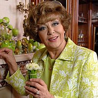 Стас Пьеха рассказал о состоянии 88-летней бабушки Эдиты: «Я всё контролирую».