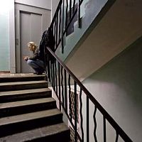 Истек кровью на лестнице: трагическая смерть в подъезде многоэтажки в Риге