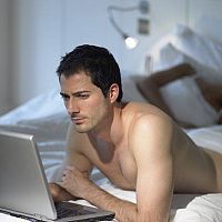 Saeimas komisija atbalsta sodus par intīmu materiālu izplatīšanu bez piekrišanas