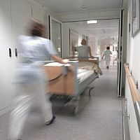 В больнице у 12-летней девочки случайно обнаружилась беременность: семья не в курсе?